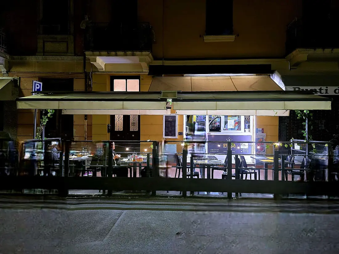 I tavoli di Stella all'aperto la sera, sotto la tenda