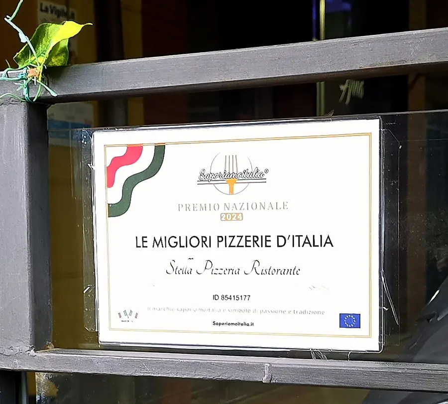La targa del Premio Nazionale Le Migliori Pizzerie d'Italia intestata a Stella Pizzeria Ristorante